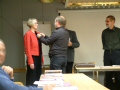 Juha Hiltunen vastaanottaa Kastehelmi Miettisen klubin j�seneksi
